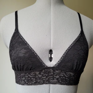 Topp utan bygel - Söt, mjuk bh-topp utan bygel i svart spets. Stretchig utan spänne bak. Endast använd några gånger.