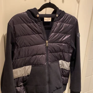 Moncler cardigan  - Säljer nu min moncler cardigan då den är för liten. Storleken är 164 men skulle säga den passar xs. Knappt använd så skick 9/10