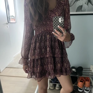 Zara klänning  - Säljer denna as snygga klänning från Zara i storlek S då den inte kommer inte användning. Väldigt bra skick och den säljs ej längre därför 350kr plus frakt!! 🙏🏽🙏🏽💗(JUST NU FRIFRAKT!)