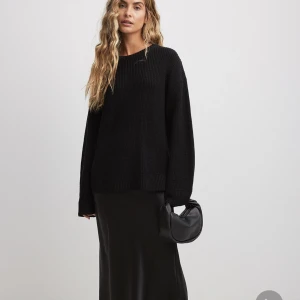 Stickad tröja - Stickad tröja från NAKD, nyskick storlek XS. Jätte skön och fin färg. 200kr✨pris kan diskuteras vid snabb affär.