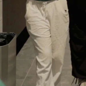 Vita linnebyxor  - Säljer dessa vita linnebyxor använda den en litet tag men använder inte de längre 