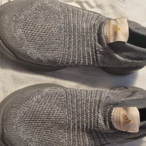 Adidas barn skor  - Adidas barn skor storlek 34, dem är oanvända 