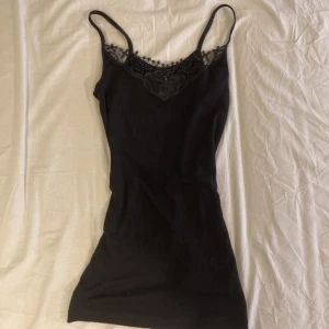 Only Linne - Säljer detta linnet med spets från only, som nyskick, knappt använt. Det är i storlek xs.  Första bilden är på framsidan, och andra är på baksidan. Banden är inte justerbara 🤍