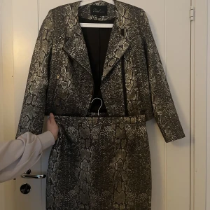 Kostym kavaj, kjol  - Väldigt fint skick, sparsamt använd. 