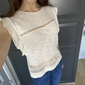 Stickad blus💞 - Söt stickad blus från mng suit/mango❤️ Fina detaljer och i fint skick❤️🥰
