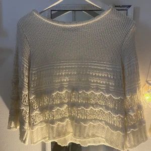 Stickad tröja  - Super söt stickad tröja ifrån mango. Köpte den i somras för ca 350kr. Bara använd fåtal gånger så mycket bra skick. 200kr+frakt