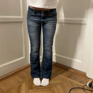 Jätte snygga lågmidjade bootcut jeans med två knappar. Knappt använda! Midjemåttet: 38 cm rakt över, innerbenslängd: 74 cm. 350kr+ frakt ❤️