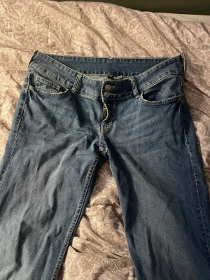 Jeans med knappar på rumpan 😍  - Bout cut Jeans. Använt ca 2 gånger Pris kan diskuteras frakt igår inte!!  Slutsåld på hm!!