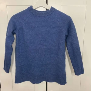 Stickad tröja  - Ny skick (dock utan prislapp) köpt från Cubus, nytt pris 350≈