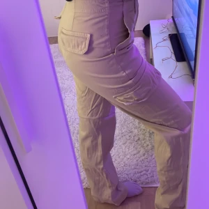 Beige Cargos Zara - Jättesnygga cargos, köpta i julas och knappt använda. Nytt skick, 300kr+frakt❤️