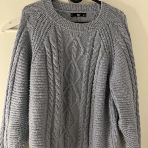 Mango stickad tröja - Säljer denna blåa stickad tröjan från mango. Har du någon fråga är det bara att höra av sig🫶🏻