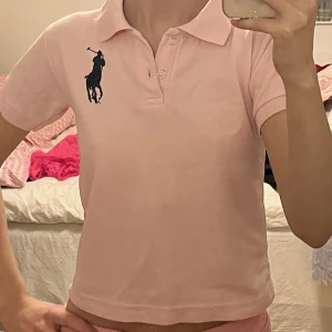 ralph lauren tröja - minitröja i babypink och blått märke, så fin💕