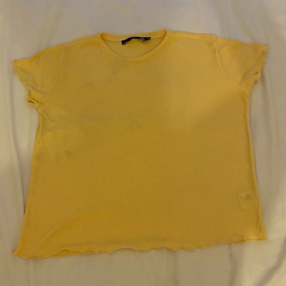 Gul ribbad t-shirt från lager 157 i storlek XL. Aldrig använd. Säljer då den inte används pga den är för stor för mig. (På bild 2 ser tröjan fläckig ut men jag lovar att det är ljuset, som du ser på bild 1 så finns det inga fläckar där) . T-shirts.