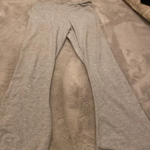 Byxor  -  Väldigt skön är bara för stor i midjan för mig men rekommenderar för ett par sköna brallor ❤️❤️