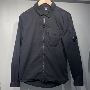 CP Companion overshirt - Tjena, säljer nu denna grischiga o casual CP jacka då jag växt ur den. Skicket är 9/10 med inga synliga defekter. Köpt på NK för 2400kr och med tanke på skicket och värdebeviset är mitt pris 1900kr