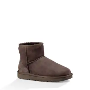 Uggs som endast använts förra vintern i färgen chocolate köpta för 2400🤎🤍De är lite missfärgade pågrund av slask/snö men annars är de i väldigt gott skick🤍‼️tar helst Swish‼️