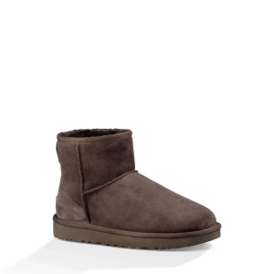 Uggs - Uggs som endast använts förra vintern i färgen chocolate köpta för 2400🤎🤍De är lite missfärgade pågrund av slask/snö men annars är de i väldigt gott skick🤍‼️tar helst Swish‼️