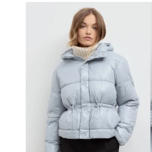 Blå vinter jacka från Gina Tricot  - Jacka från Gina Tricot pris 200kr (nypris 799). Använd ett fåtal gånger, den är nästan som ny.Men sömmen har gått upp lite vid fickorna men det syns nästan inte alls se bild.