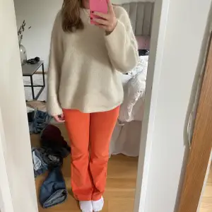 Säljer dessa orangeAa jeans då dom är för små för mig. De är aldrig använda. Midjemått 38!