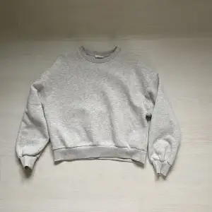 Säljer denna fina grå tröja från Gina Tricot i storlek Small.  Den har lite knotter längst ner som syns på andra bilden!!🩶🩶