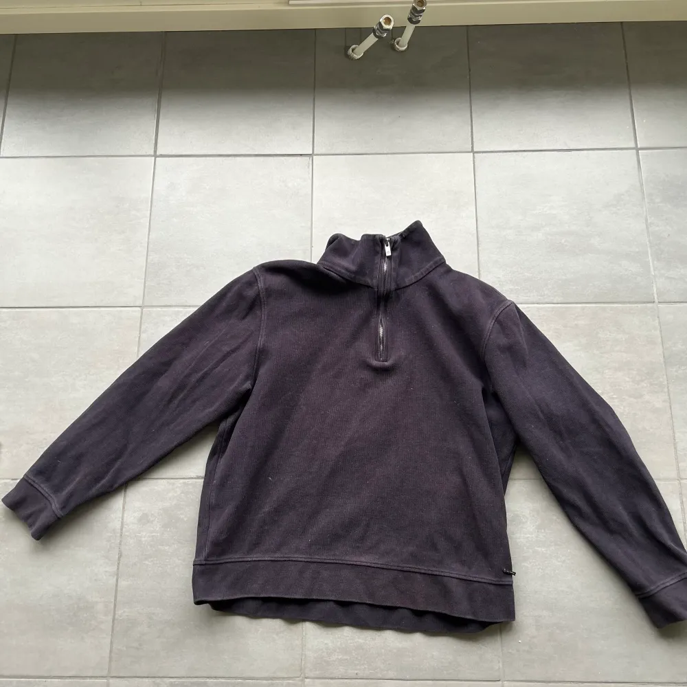 Två likadana half zip från Massimo dutti  Storlek M på båda  Skick 8/10 på blåa 6/10 på bruna 300kr styck eller 500 för båda  . Tröjor & Koftor.