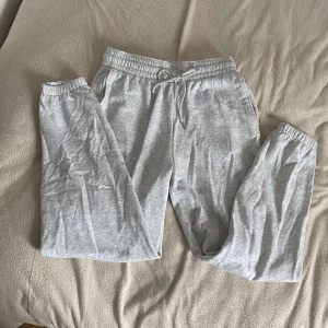 Varma mjukis byxor  - Jätte fina och varma mjukis byxor från H&M. Använda Max 3 gånger så jätte fint skick💕Säljer de då de inte passar mig längre tyväär💕