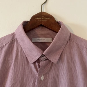 Our Legacy skjorta - Äldre our legacy skjorta rosa/röd o vit randig, jättefin storlek L/50