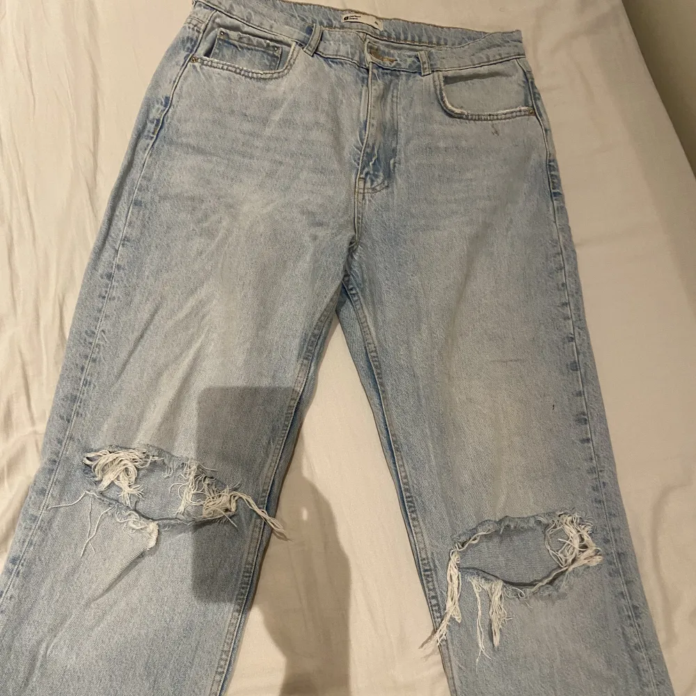 Snygga trendiga jeans från Gina Tricot.  Använda en del därför det billiga priset. Men sitter jättefint på.. Jeans & Byxor.