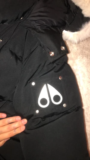 Moose jacka  - Hej säljer min jacka. Original pris är 12 tusen. Jag kommer sälja för 6500 men pris kan diskuteras. Använd Max 6 gånger. Äkta!