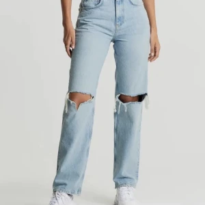 Gina jeans - Snygga jeans från Gina! Högmidjade med slitningar. Prövade att göra dem Lågmidjade men eftersom det ej blev bra sydde jag tillbaka dem (se bild tre), därav priset. Bara att fråga om fler bilder❤️