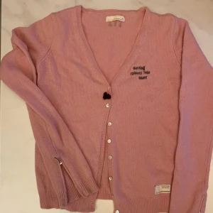 Oddmolly kofta - Säljer denna jätte fina rosa oddmolly koftan. Koftan är använd men ändå i ett bra skick. Koftan har väldigt fina detaljer som du ser på bilderna💕 tröjan är i storlek 1 vilket motsvarar ungefär S. vid fråga så är det bara att höra av sig😁