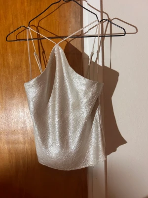 Guldig topp - Guldig topp från Gina Tricot. Nyskick, skriv för fler bilder