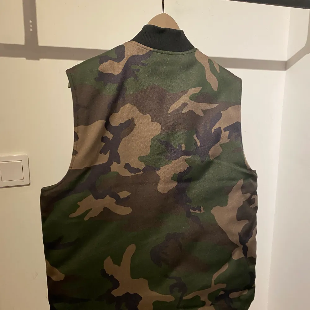 Säljer en Carhartt camouflage väst i storlek M passar som L. Inga synliga fel på den. Inte använd så ofta och är så gott som ny i kvalitén. Man blir väldigt varm i den då den har isolering vilket passar perfekt för höst- eller vintervädret. . Jackor.