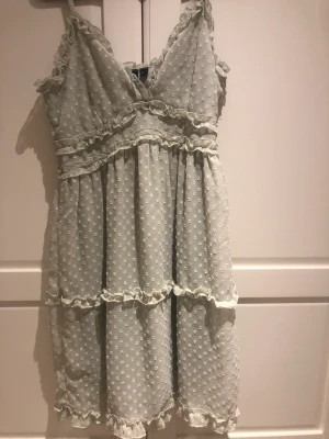 Klänning  - Säljer min klänning från vero Moda då den aldrig kom till användning❣️🥰 Helt oanvänd  