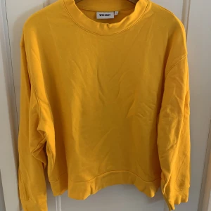 Gul/orange sweatshirt  - Säljer denna sweatshirt från weekday då jag endast har använt den en gång. Storlek s men passar även m. Väldigt bra skick.