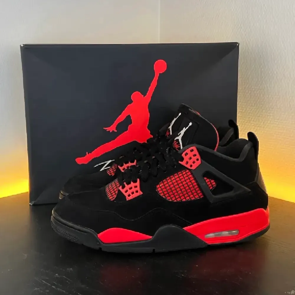Air Jordan 4 Retro Red Thunder⚡️. Klassisk sneaker i en häftig färg🔥. Storlek 44,5✅. Originalbox medföljer🥂. Köpbevis finns👍. Äkta🎉. Skicka meddelande för frågor / fler bilder🤝. . Skor.