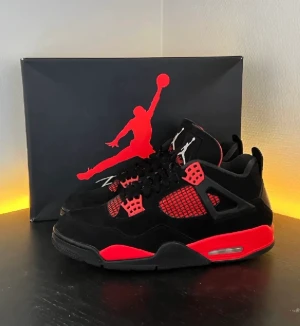 Air Jordan 4 Retro Red Thunder - Air Jordan 4 Retro Red Thunder⚡️. Klassisk sneaker i en häftig färg🔥. Storlek 44,5✅. Originalbox medföljer🥂. Köpbevis finns👍. Äkta🎉. Skicka meddelande för frågor / fler bilder🤝. 