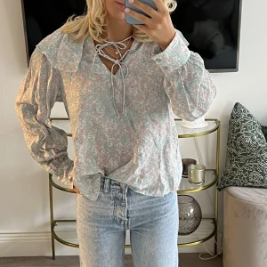 blommig blus  - blommig blus från hm! bra skick. storlek 36 men passar även större!