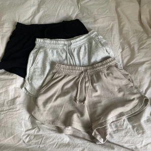 Mjukisshorts - Tre par mjukisshorts, alla i strl xs men passar även s💕säljs endast tillsammans för 150kr🫶🏼