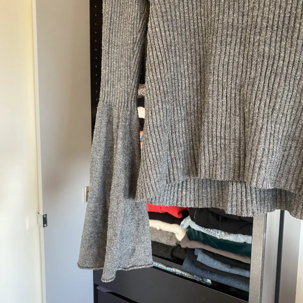 Säljer denna gråa tröjan med volanger. . Tröjor & Koftor.