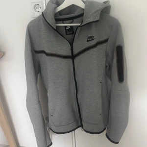 Nike tracksuit - Tjena! Säljer denna sjukt sköna och snygga tröjan då den är för liten. Skick:9/10 då den är som ny och inte kommit till så mycket användning, nypris:1250.😁