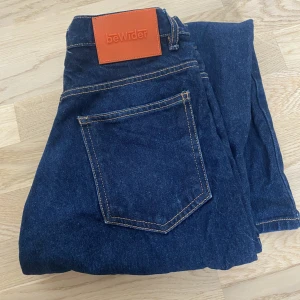 Bewider jeans - Säljer dessa baggy bewider jeansen pg av att dem inte kommer till användning. De är unisex och man själv kan bestämma om man vill att dem ska va lowrise elle highrise. Köpta för 900kr. Lite sliten (se bild 3)🫶