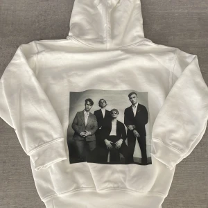 Hov1 tröja  - En svart och vit hov1 tröja med print på hov1 på baksidan.storlek 128. 150kr styck,300kr för båda, Kontakta om du är intresserad.