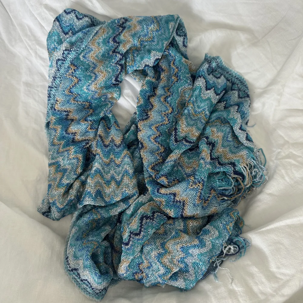 Säljer min scarfs ifrån Missoni, den är verkligen så fin! Olika nyanser av blå & glittrig 💙💙 . Övrigt.