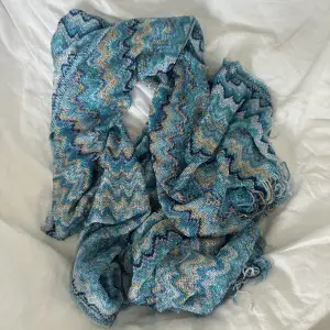 Säljer min scarfs ifrån Missoni, den är verkligen så fin! Olika nyanser av blå & glittrig 💙💙 