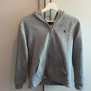 Zip hoddie - Ralph lauren zip hoddie köpt från zalando Storlek xs/L ungdom Skick 9/10 Säkjer på grund ut av att jag växt ur den, skulle tipsa de som är 165-170 att den pssar bra. Om varan inte är såld finns den kvar.