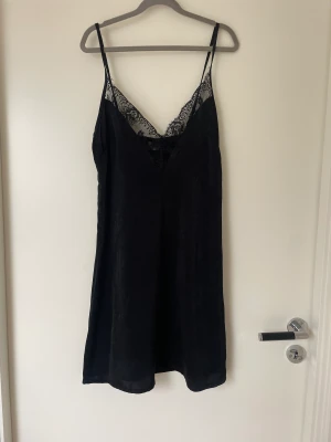 Sidenklänning - Jättefin svart kort sidenklänning med spets💕