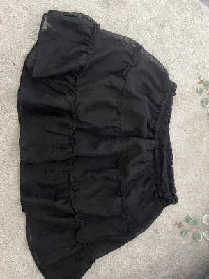 Kjolar  - Tre fina kjolar, nästan aldrig använda, alla för 200kr. Den vita är från shein storlek L, 30kr. Den svarta med prickar är från New yorker i storlek XL, 30kr. Den svarta är från Neo noir i storlek L 200kr