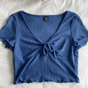 T-Shirt - Hej, säljer en blå topp/ T-Shirt ifrån SHEIN , jätte söt på skulle dock säga att den är liten i storlek de står att de är en L men passar mig som är en S, typ aldrig använd 