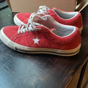 Röda Converse i jättefint skick - Snygga röda Converse i jättefint skick. Mjuk typ mockafinish. Inga defekter alls, bara använda några gånger. Kan skicka, köparen betalar portot. 